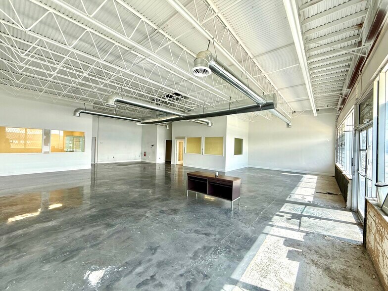 More Photos Of 4680 Blanding Blvd, Jacksonville Auto Dealership For Lease