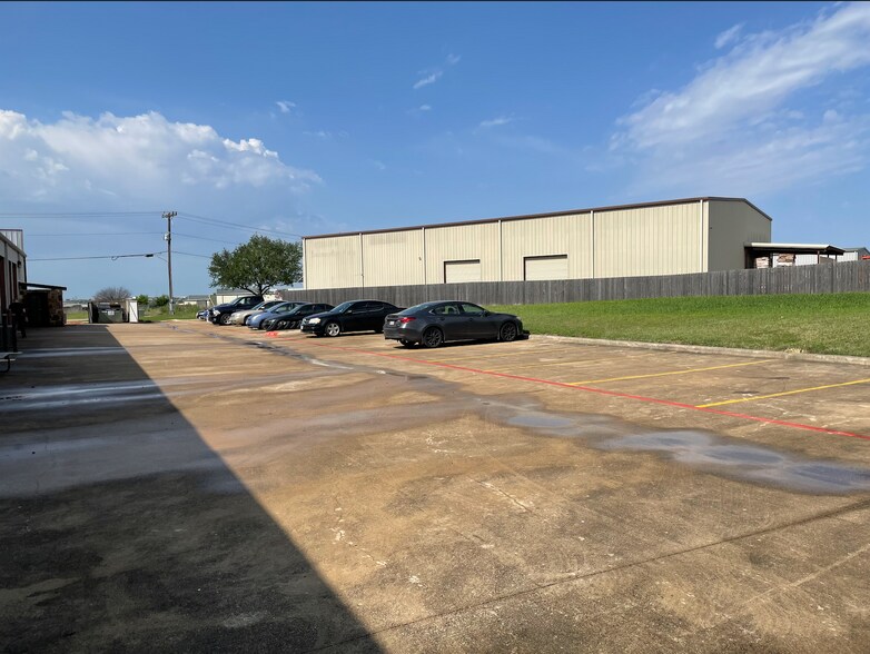 More Photos Of 118 Trademark Dr, Buda Unknown For Lease