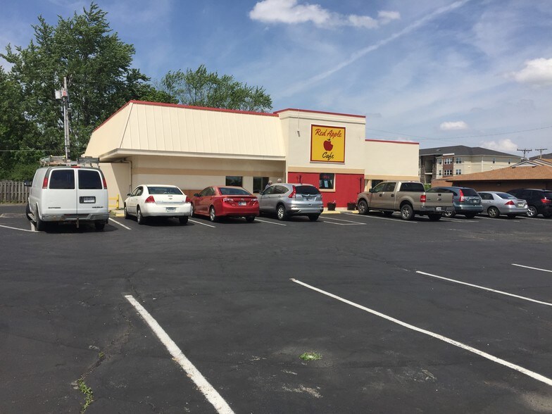 Primary Photo Of 3001 N Oakwood Ave, Muncie Restaurant For Sale