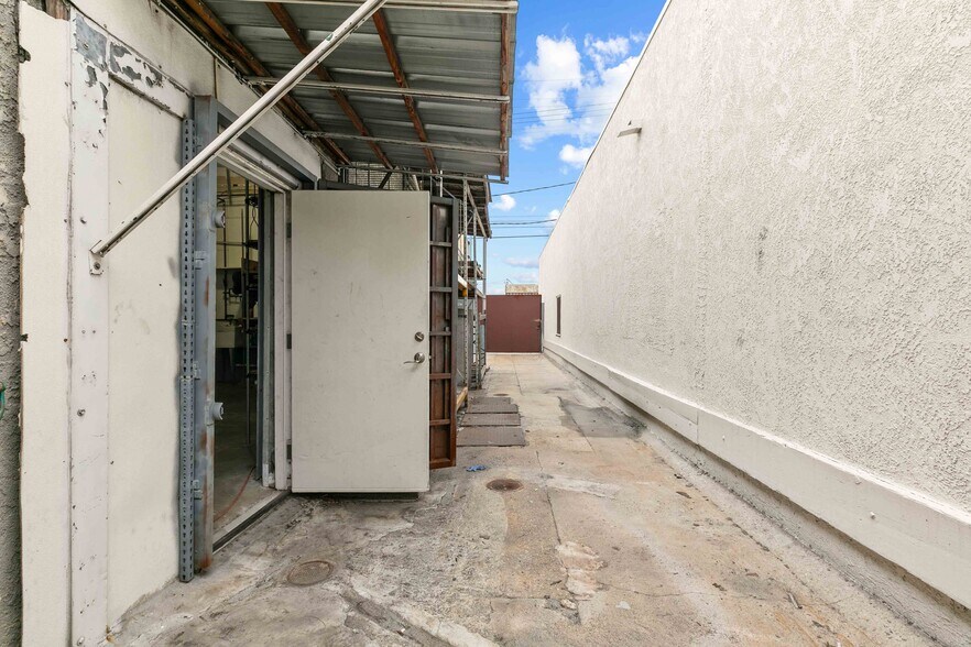 More Photos Of 6835 Tujunga Ave, North Hollywood Warehouse For Lease