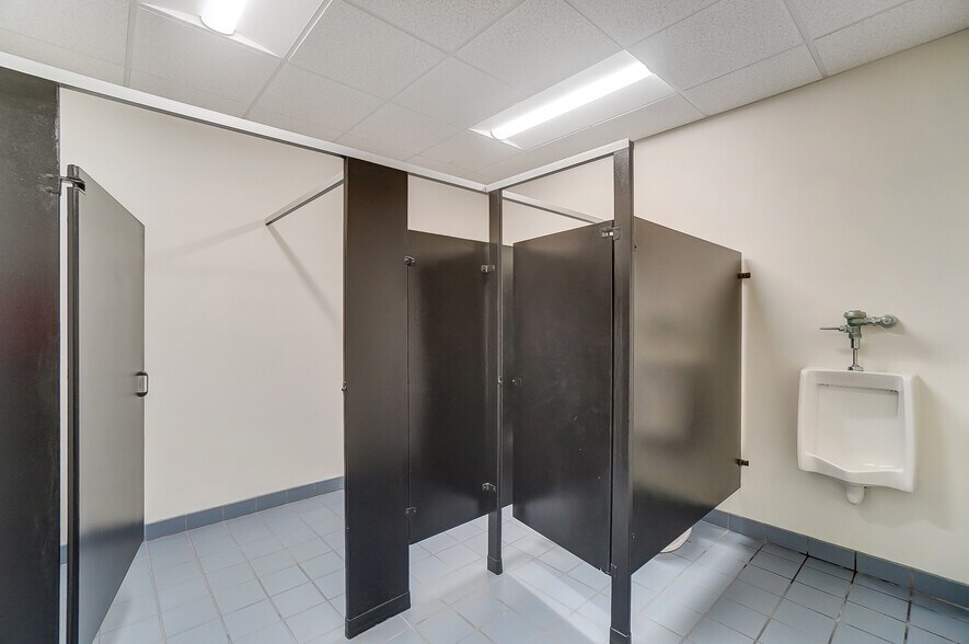 More Photos Of 2025 E 4th St, Lima Light Manufacturing For Lease