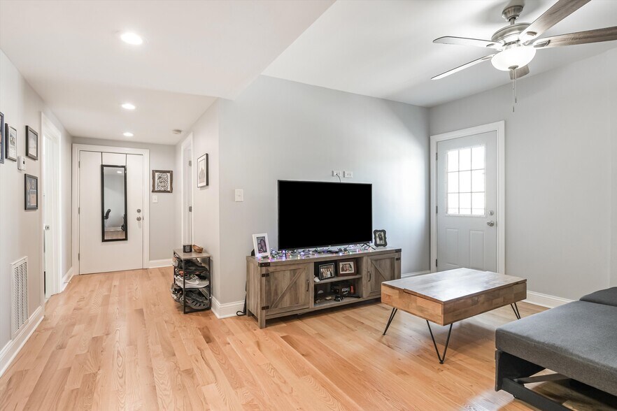 More Photos Of 5481 N Northwest Hwy, Chicago Storefront Retail Residential For Sale