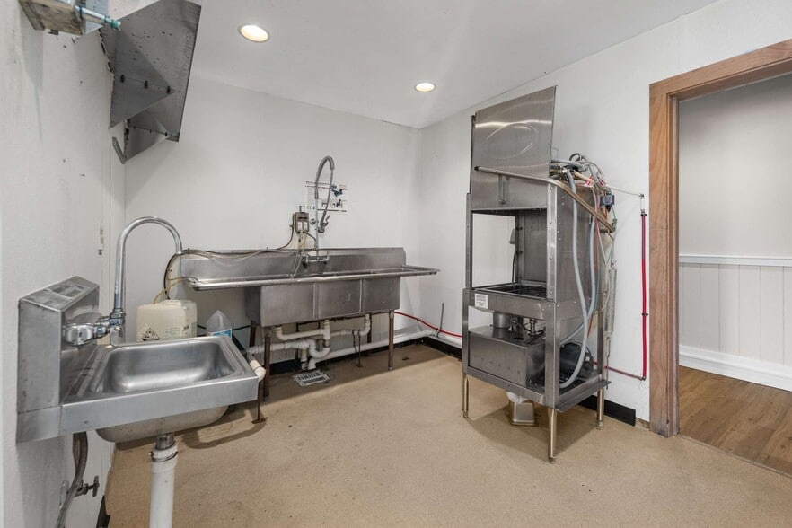 More Photos Of 57-59 State Rd, Kittery Medical For Sale