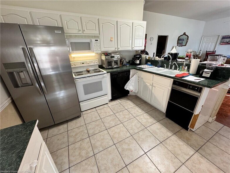More Photos Of 2605 Bayview St, Sebring General Retail For Lease