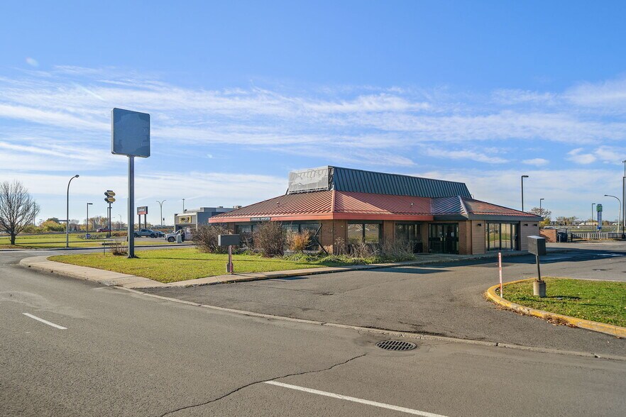 More Photos Of 920 Rue Douglas, St-Jean Freestanding For Sale