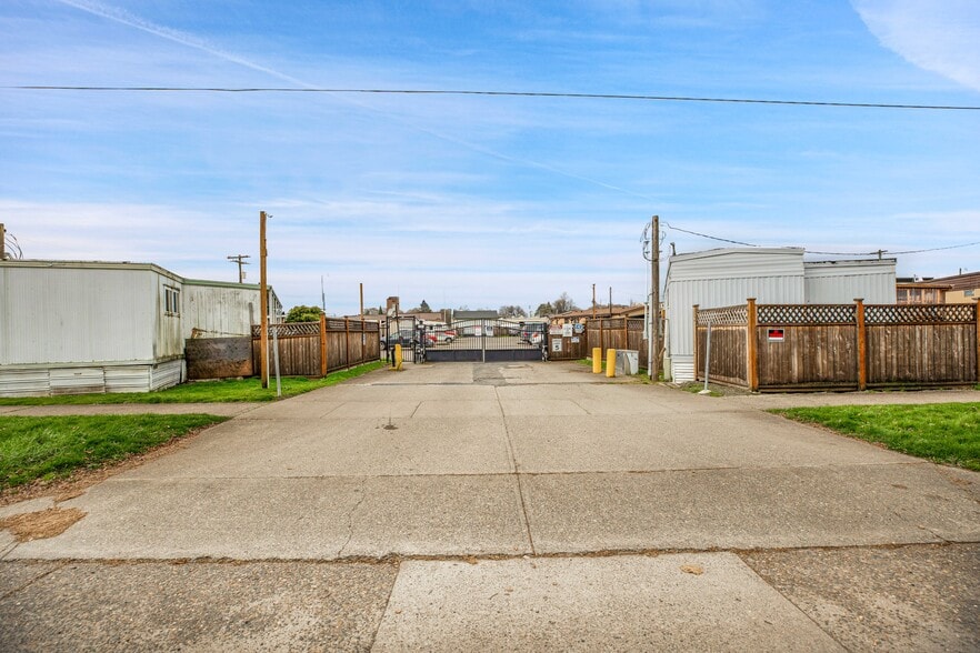 More Photos Of 1112 Tennant Way, Longview Manufactured Housing Mobile Home Park For Sale