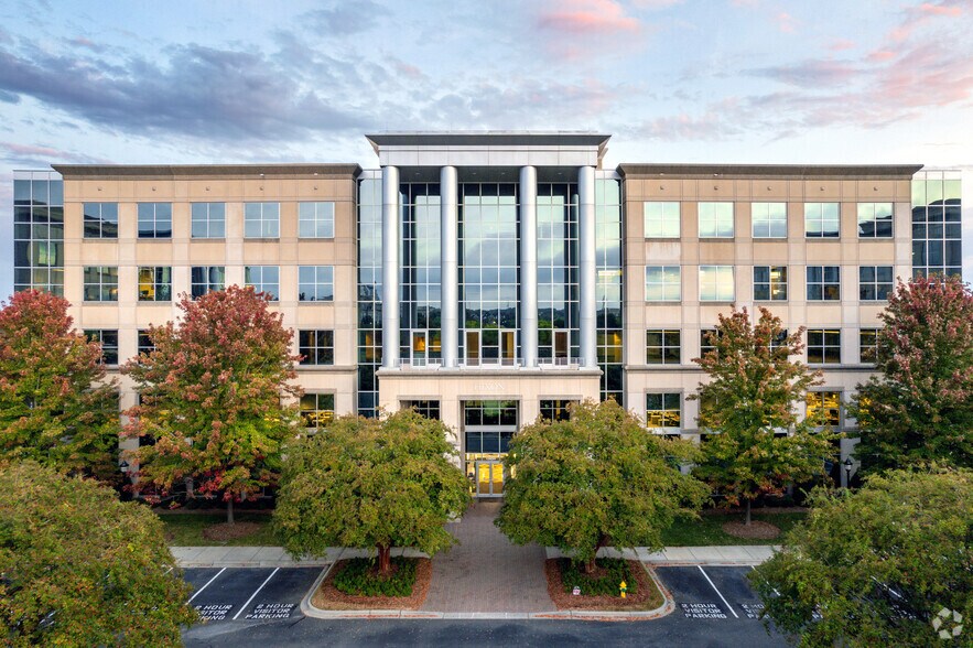 More Photos Of 13850 Ballantyne Corporate Pl, Charlotte Office For Lease