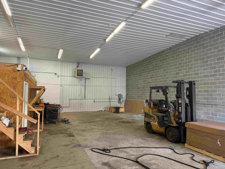 More Photos Of 1313 S Schoolhouse Rd, New Lenox Warehouse For Lease