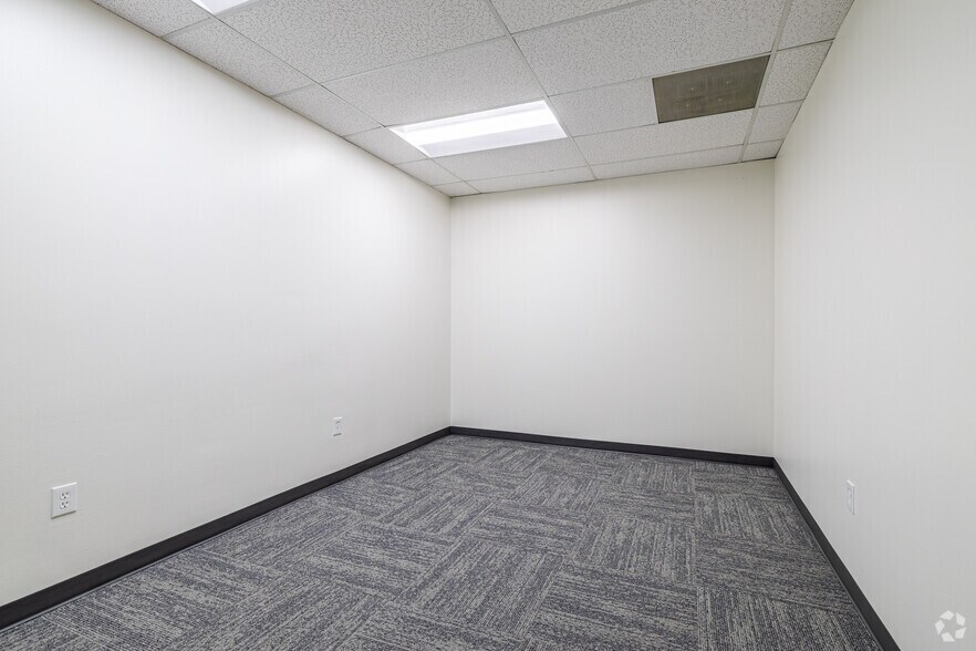 More Photos Of 2307 Springlake Rd, Farmers Branch Unknown For Lease