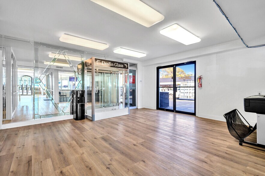 More Photos Of 639 Harbor Blvd, Destin Showroom For Lease