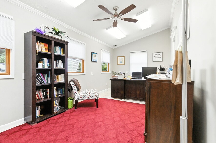 More Photos Of 409 Marquette Dr, Louisville Office For Sale