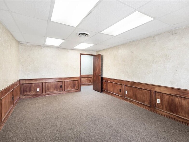 More Photos Of 2020 W Northwest Hwy, Grapevine Office For Lease
