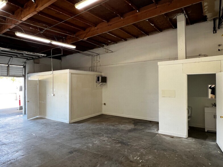 More Photos Of 12770 Pierce St, Pacoima Warehouse For Lease