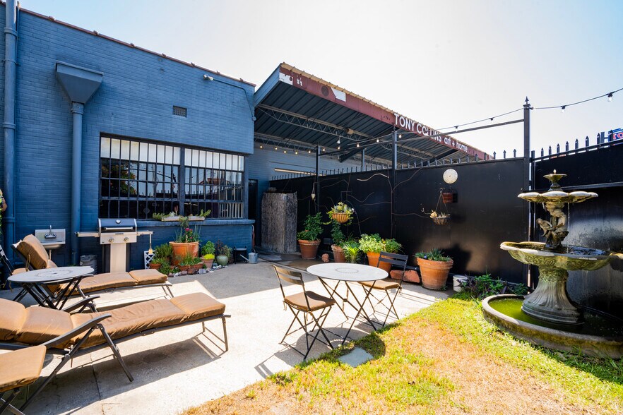 More Photos Of 2005 Wall St, Dallas Showroom For Lease