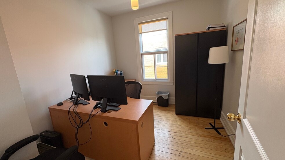 More Photos Of 510-512 Décarie Boul, Saint-Laurent Loft Creative Space For Sale