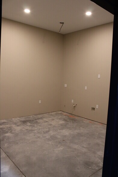 More Photos Of 61 W 465 N, Blackfoot Light Manufacturing For Lease