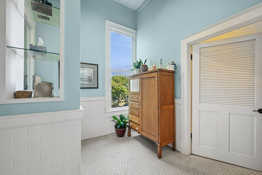 More Photos Of 2001 Lakeshore Dr, Mandeville Office For Sale