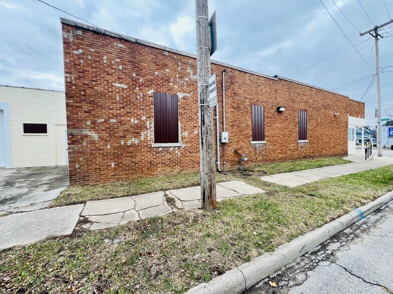 More Photos Of 1938 Airport Hwy, Toledo Freestanding For Sale