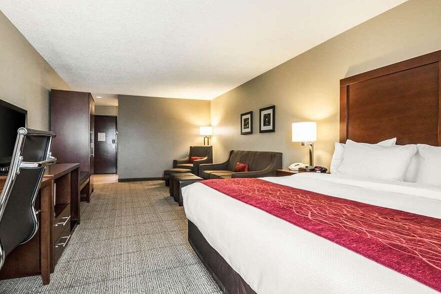 More Photos Of 120 W Stevenson Rd, Ottawa Hotel For Sale