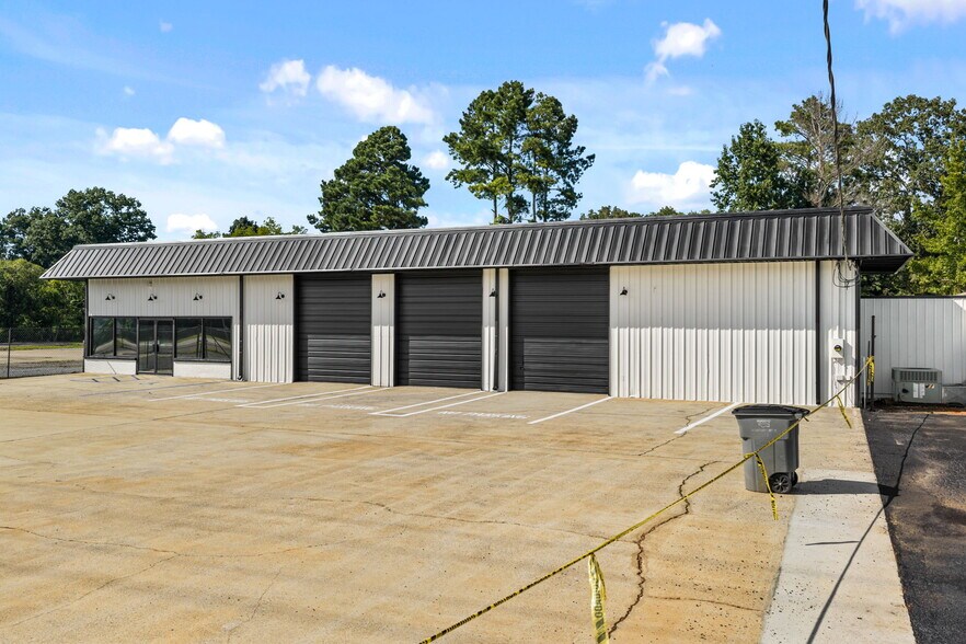 More Photos Of 10063 US-72, Rogersville Warehouse For Lease
