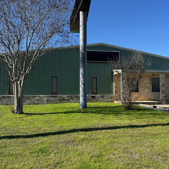 More Photos Of 2301 10th St, Floresville Light Distribution For Lease