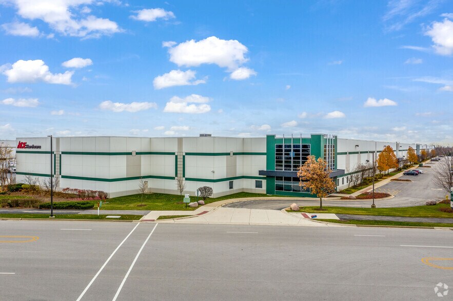 More Photos Of 2145 Internationale Pky, Woodridge Warehouse For Lease