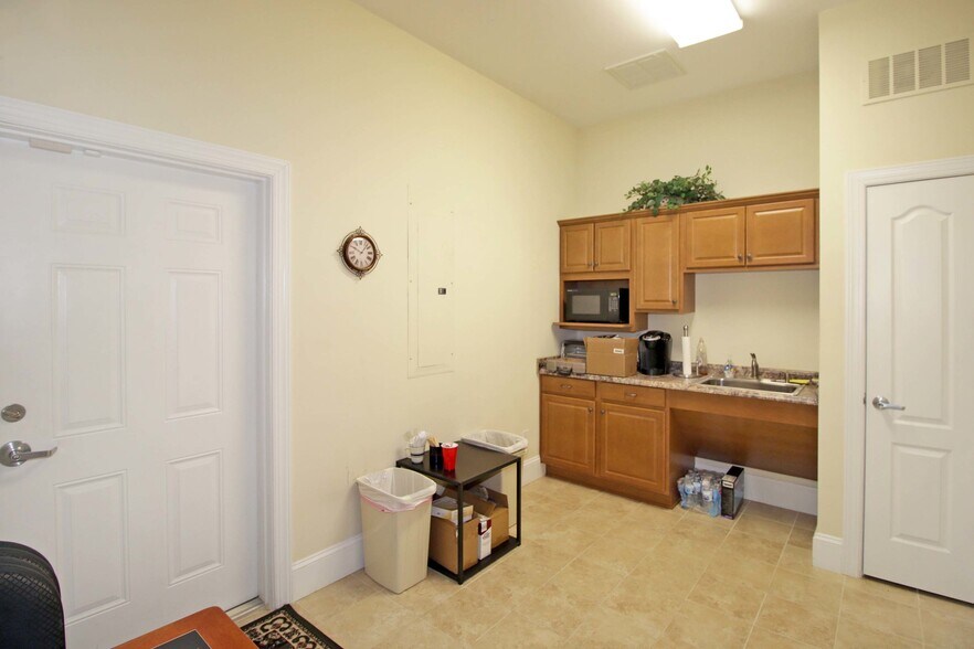 More Photos Of 124 E Plaza Dr, Mooresville Office For Lease