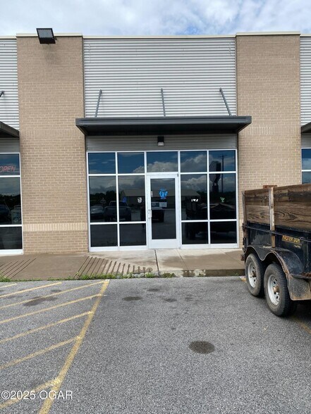 More Photos Of 530 N East St, Webb City General Retail For Lease