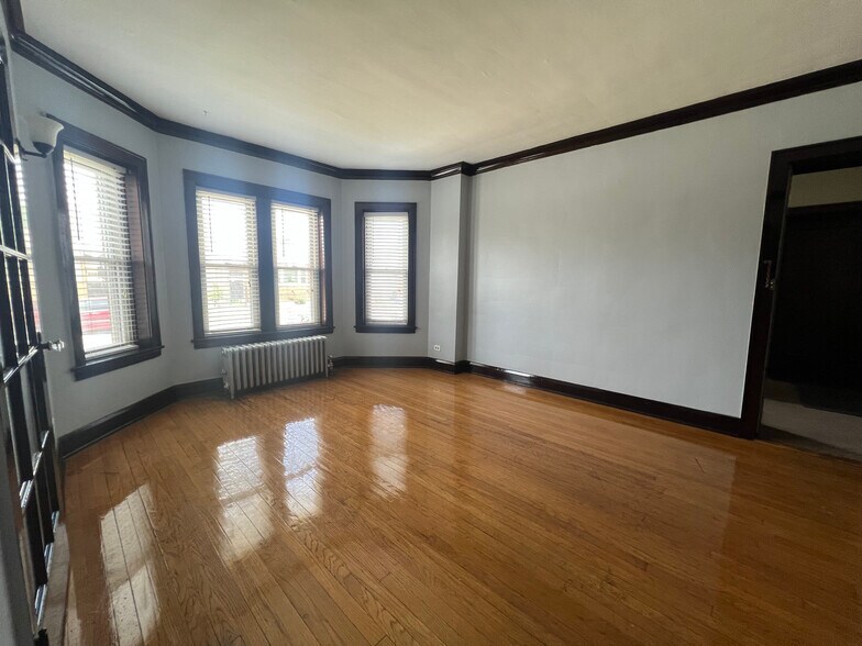 More Photos Of 8439 S Blackstone Ave, Chicago Apartments For Sale