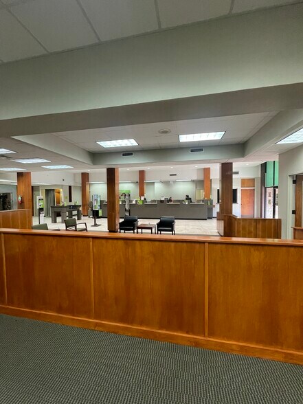 More Photos Of 124 N Main St, Springhill Office For Sale
