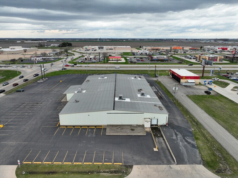 More Photos Of 1407 38th St, Peru Freestanding For Lease