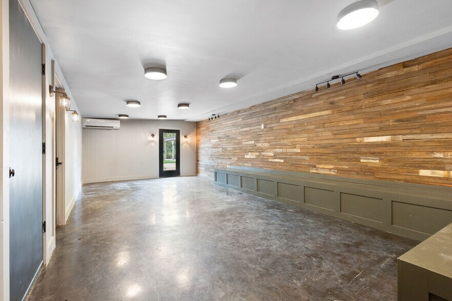 More Photos Of 409 E Main St, Fredericksburg Storefront Retail Office For Lease