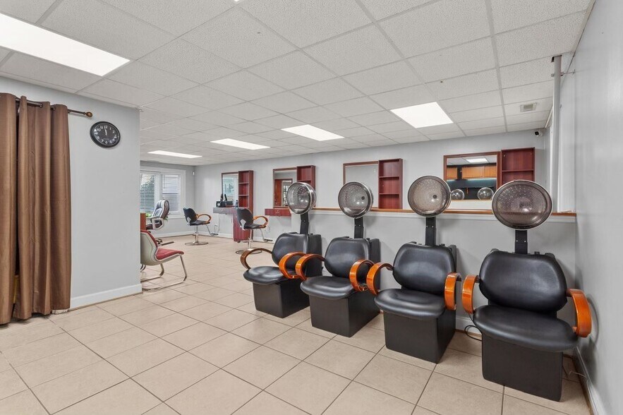 More Photos Of 1211-1221 Mall Dr, Richmond Office For Lease