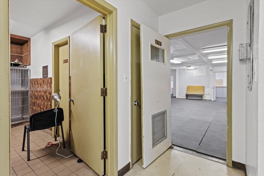 More Photos Of 1355 E Lafayette St, Tallahassee Veterinarian Kennel For Sale