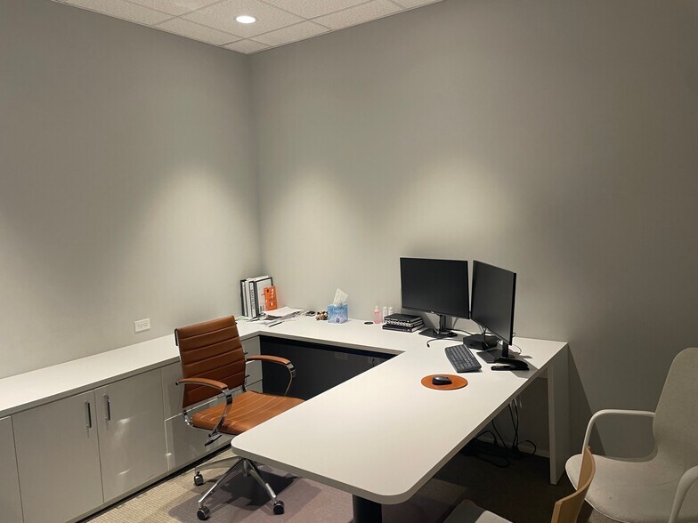 More Photos Of 1131 Dragon St, Dallas Showroom For Lease