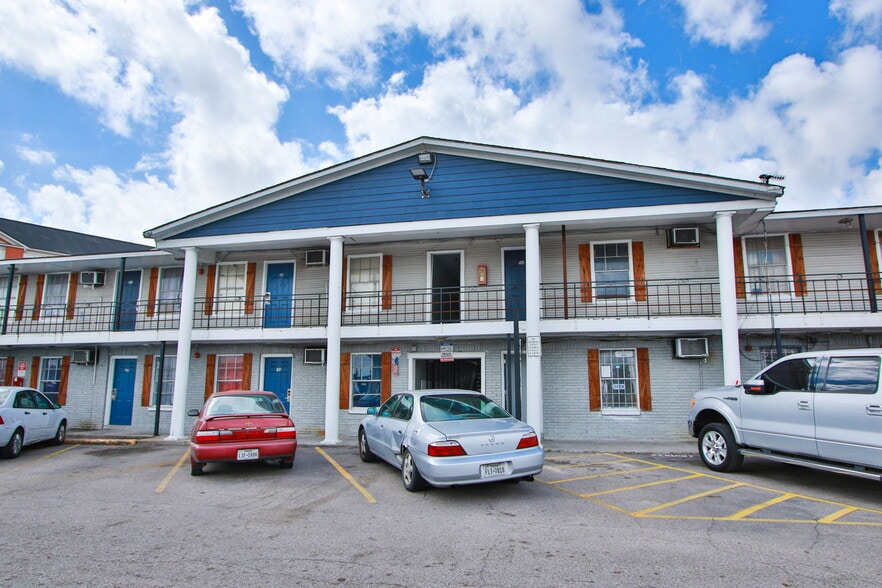 Primary Photo Of 8700 Gulf Fwy, Houston Apartments For Sale