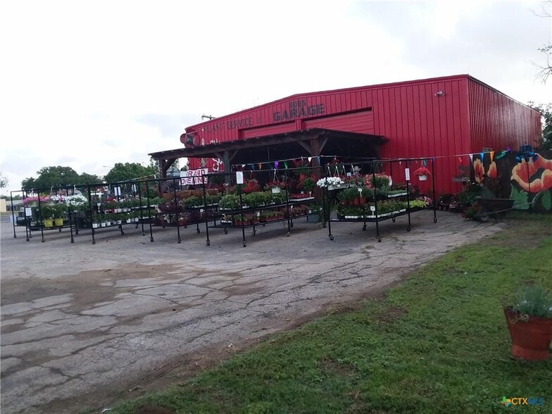 Primary Photo Of 1008 S Walnut St, Lampasas Freestanding For Sale