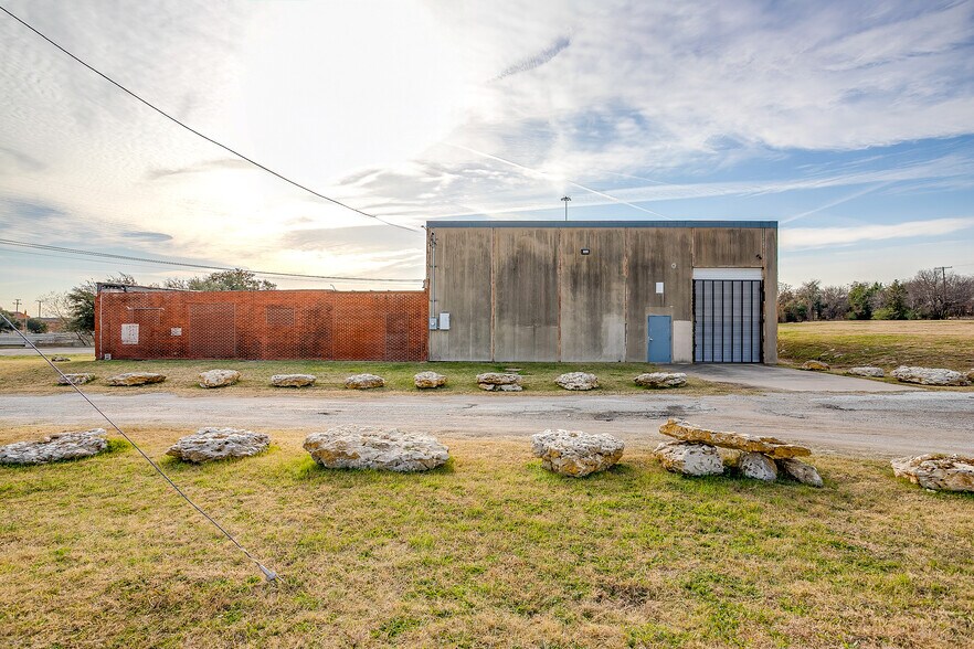 More Photos Of 1008 E 11th St, Fort Worth Warehouse For Lease