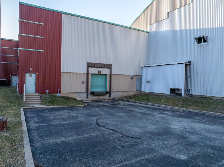 More Photos Of 100 Riverview Dr, Monessen Warehouse For Lease