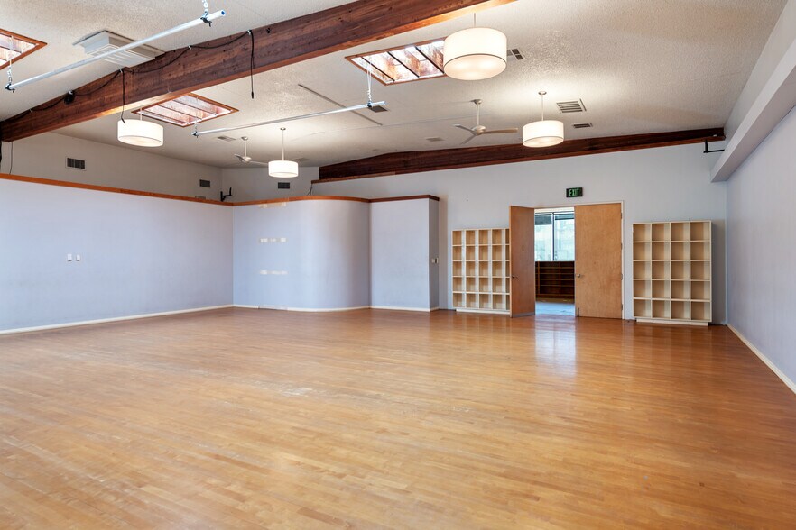 More Photos Of 2215 Main St, Santa Monica Freestanding For Lease