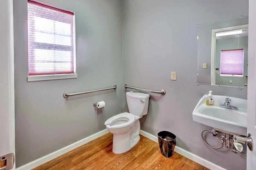 More Photos Of 719 Coshocton Ave, Mount Vernon Office For Sale