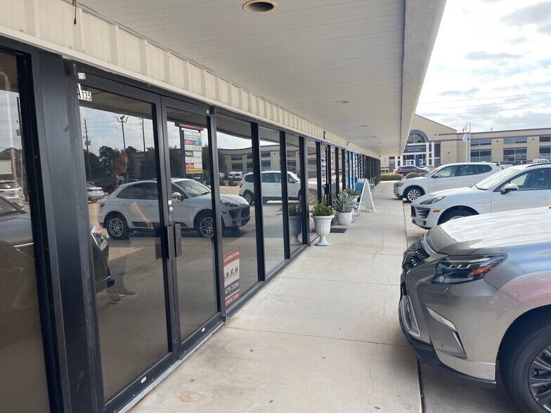 More Photos Of 701 E Main St, Tomball Storefront For Lease