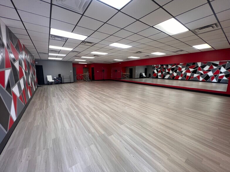More Photos Of 917-925 Ohio Pike, Cincinnati General Retail For Lease