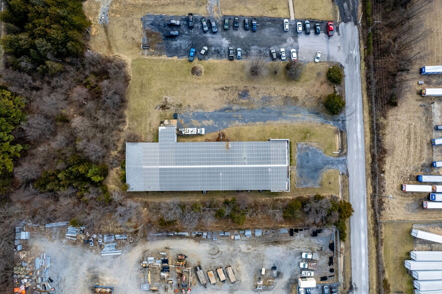 More Photos Of 52 Mid Valley, Verona Light Manufacturing For Sale