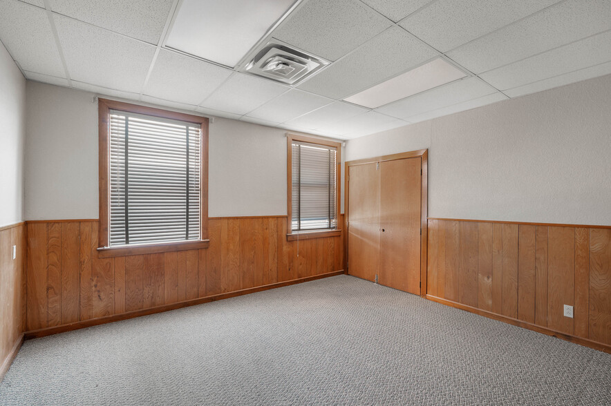 More Photos Of 531 W Main St, Denison Office For Sale