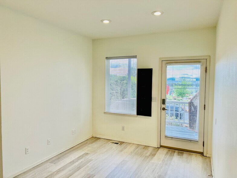 More Photos Of 808-810 6th St S, Kirkland Office Residential For Lease