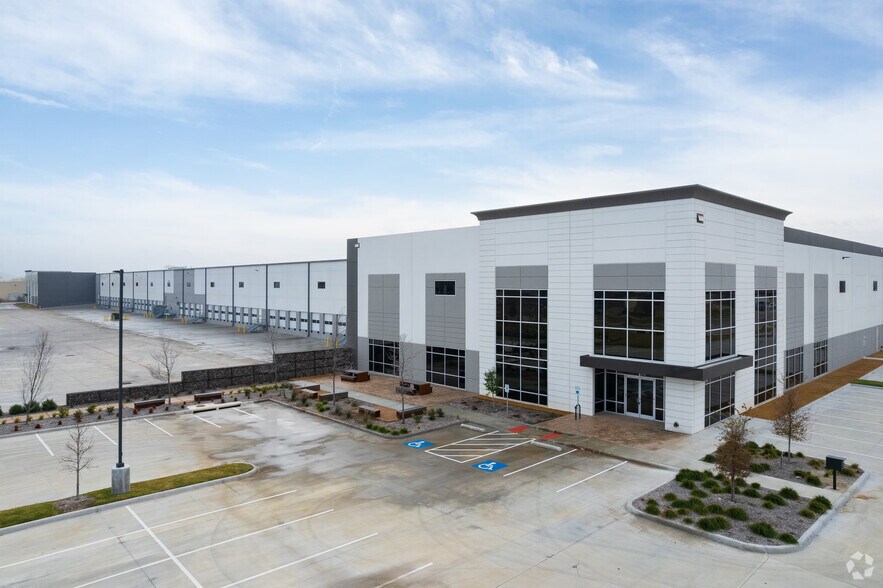 More Photos Of W Everman Pky @ Sycamore School Road, Fort Worth Unknown For Lease