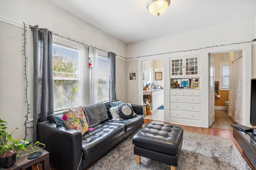 More Photos Of 1019 E 33rd St, Oakland Apartments For Sale