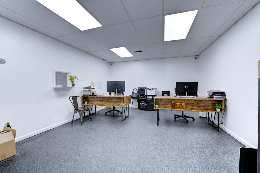 More Photos Of 7414 Domino Ln, Houston Light Distribution For Sale