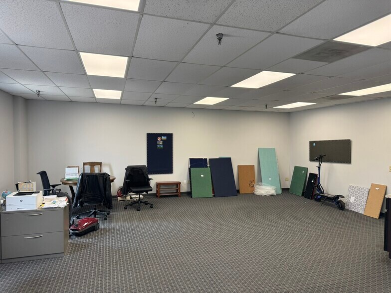 More Photos Of 5034 Park Ave, Des Moines Light Manufacturing For Lease